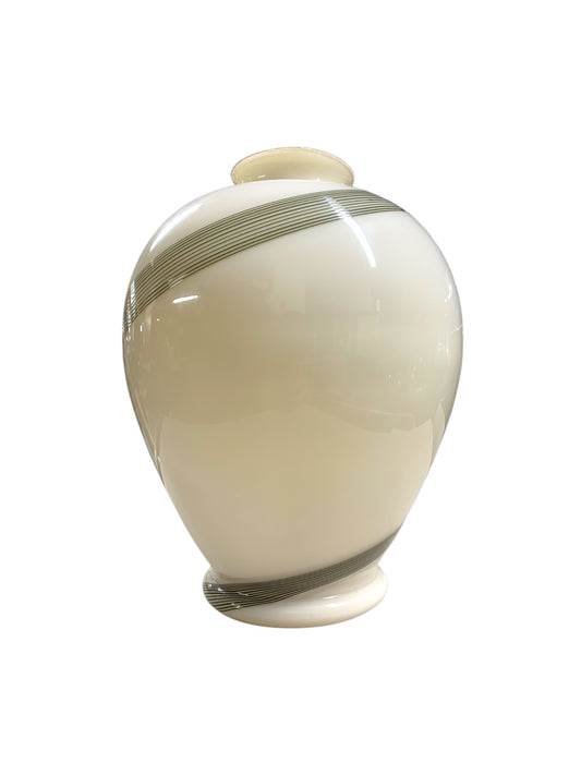 Vaso in vetro soffiato bianco con decoro rigato