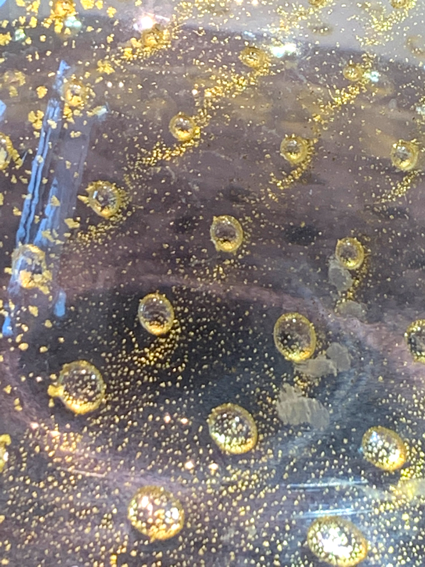 Vaso in vetro soffiato color ametista e oro